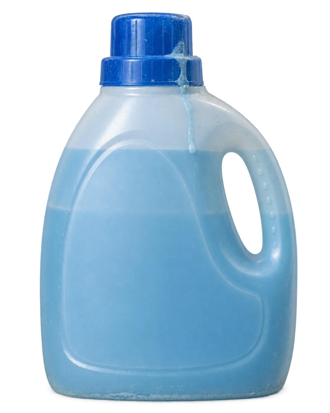 Een halflege fles blauw vloeibaar wasmiddel met een opgedroogde druppel langs de plakkerige dop